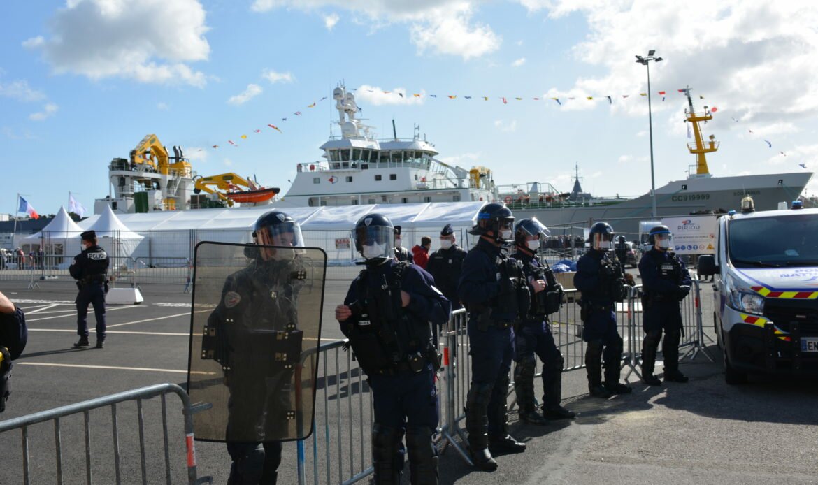 Concarneau 2 Policiers protégeant le baptême du Scrombrus à Concarneau